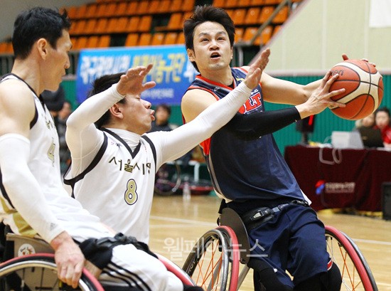 ▲ 2015-2016 KWBL 휠체어농구리그 24일 고양시홀트와 서울시청의 경기. ⓒ한국휠체어농구연맹