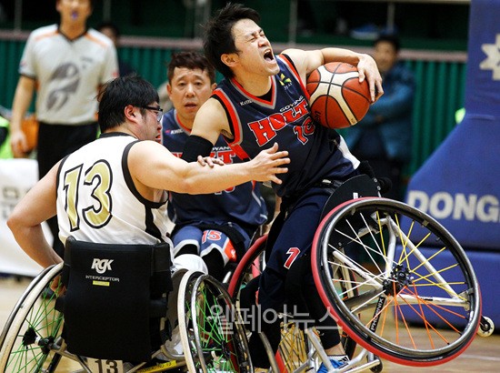 ▲ 2015-2016 KWBL 휠체어농구리그 24일 고양시홀트와 서울시청의 경기. ⓒ한국휠체어농구연맹