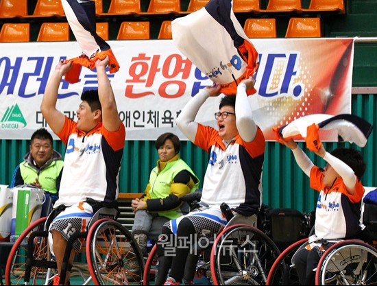 ▲ 챔피언결정전이 확정된 제주특별자치도의 환호. ⓒ한국휠체어농구연맹