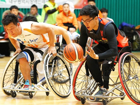 ▲ 2015-2016 KWBL 휠체어농구리그 24일 제주특별자치도와 대구광역시청의 경기. ⓒ한국휠체어농구연맹