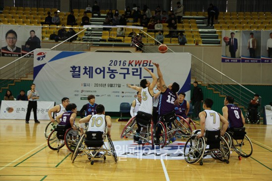 ▲ 2016 KWBL휠체어농구리그 챔피언전에 제주가 서울시를 상대로 만나 2승을 먼저 거두며, 초대 챔피언에 이어 두 번째 챔피언도 지켜냈다. 서울과 제주의 점프볼. ⓒ정두리 기자