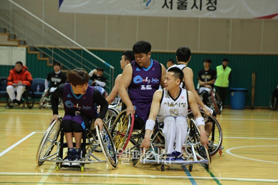 ▲ 서울 선수들의 집중 수비에 막힌 제주 김동현 선수(가운데).ⓒ정두리 기자