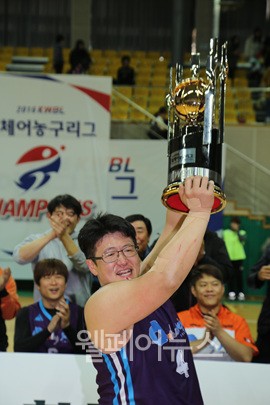 ▲ 챔피언 트로피를 들어올린 제주 송창헌 선수. ⓒ정두리 기자