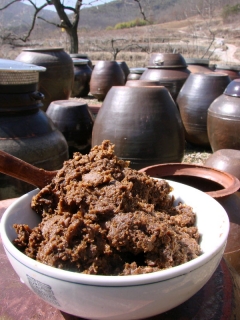 짠 음식을 다스릴 줄 알아야 한식의 요체를 알 수 있다. 한식 세계화의 첨병이 될 것으로 보이는 우리의 먹음직스러운 전통된장.