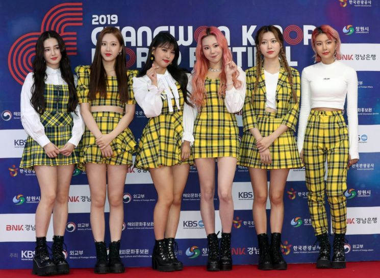 그룹 모모랜드(MOMOLAND)가 지난달 11일 오후 경남 창원시 의창구 창원종합운동장에서 열린 '2019 창원 케이팝 월드 페스티벌(2019 Changwon K-POP World Festival)'에 참석해 촬영하고 있다. / 사진=연합뉴스