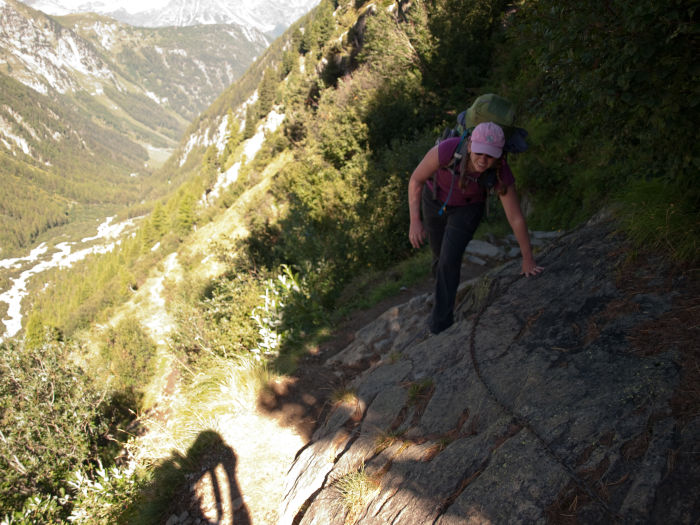 Hiking around an exposed point with a fixed chain Hiking around an exposed point with a fixed chain