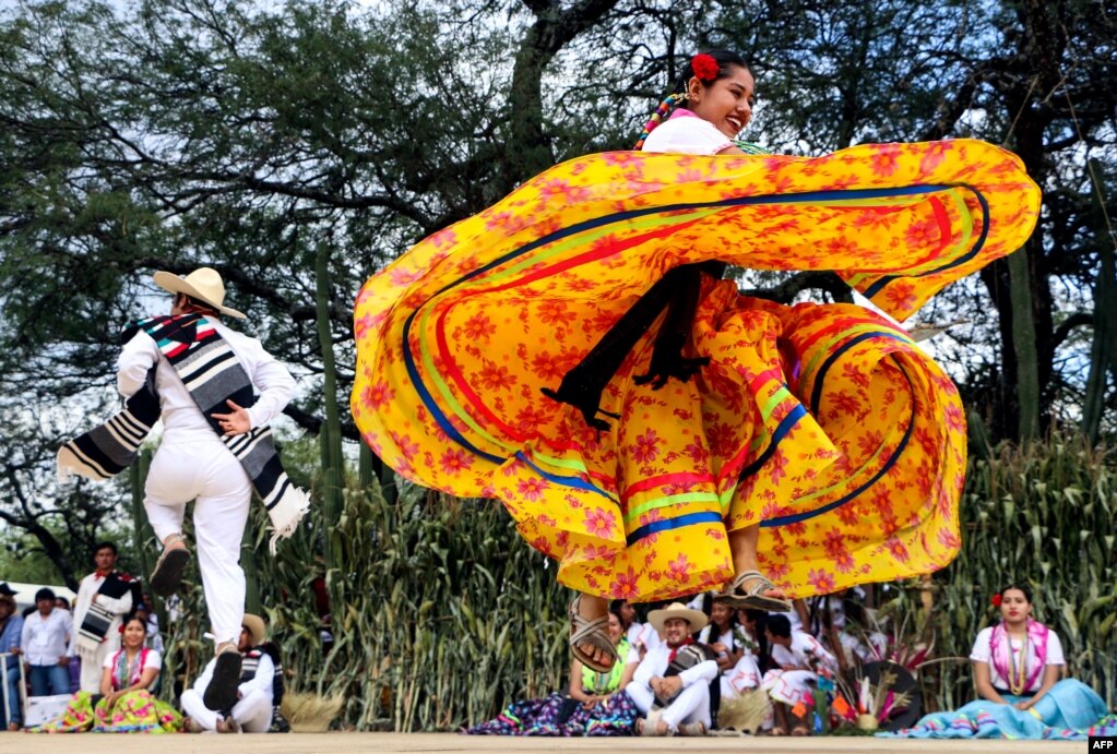 멕시코 오악사카 주 사아칠라에서 열린 게리게차 축제에서 무용수들이 공연을 선 보이고 있다. 게리게차 축제는 오악사카 주에서 매년 7월에 일주일 동안 열리는 전통문화 축제로 문화적 다양성과 전통성을 기념하기 위해 열린다.