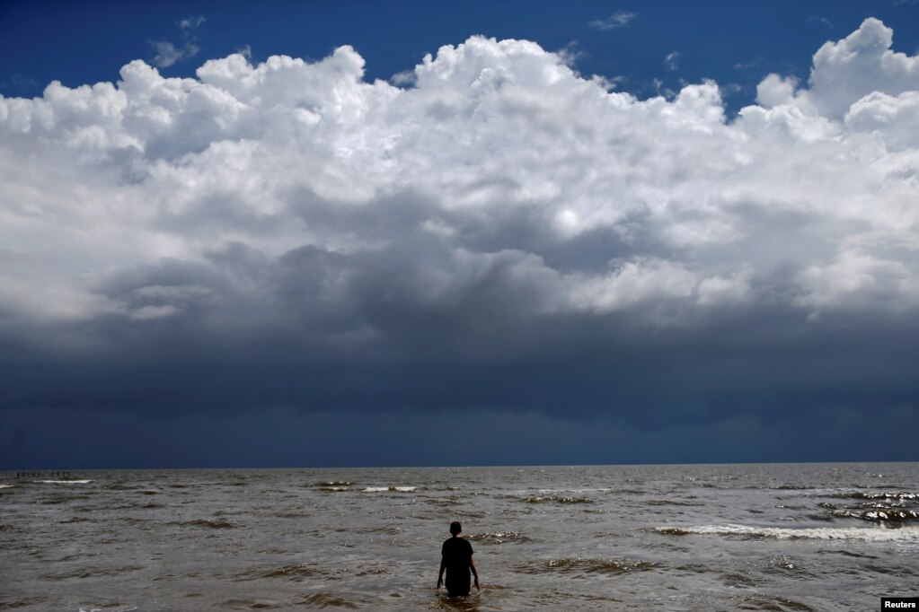 미국 미시시피주 웨이브랜드 해안에서 한 소년이 바닷물을 헤치며 걷고 있다.