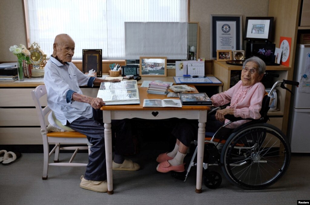 '가장 오래된 부부' 세계 기록 보유자인 마쓰모토 마사오(108), 마쓰모토 미야코(100) 씨가 일본 가가와현 다카마쓰의 양로원에서 사진첩을 보고 있다. 부부는 최근 결혼 80주년을 맞았다.