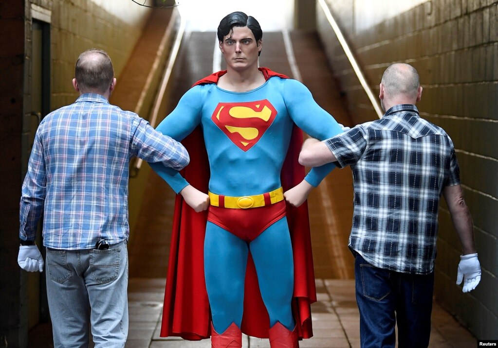 영국 런던 IMAX 극장에서 1978년과 1980년 배우 크리스토퍼 리브가 입었던 슈퍼맨 복장을 전시하고 있다.