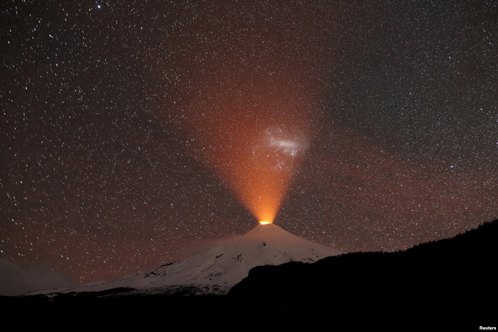 한밤중 칠레 비야리카 화산에서 용암 불빛이 새어 나오고 있다.