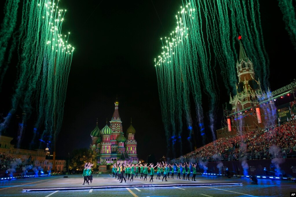 러시아 모스크바 붉은 광장에서 열린 '스파스카야 타워' 국제 군악대 축제에서 참가자들의 공연이 펼쳐졌다.