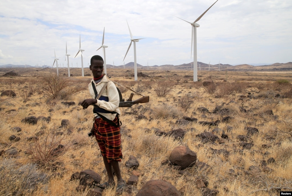 케냐 북부 로이양라갈라니의 풍력발전소 주변에서 투르카나 족 목동이 총을 메고 있다.
