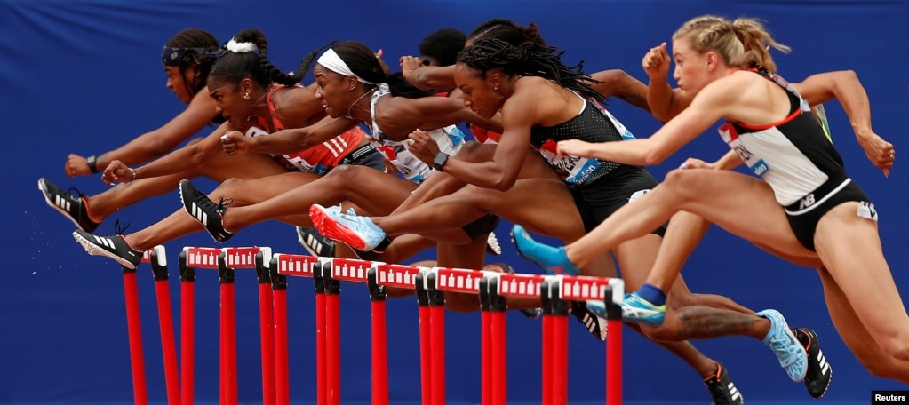 영국 런던 스타디움에서 열린 다이아몬드 리그에서 여자 선수들이 100m 허들 결승전 경기를 하고 있다. 