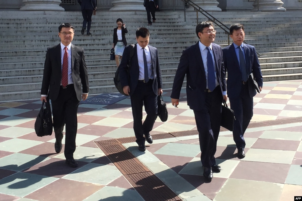 왕셔우원 중국 상무부 부부장이 이끄는 중국 측 대표단이 이틀간의 협상을 마치고 미국 재무부 청사를 떠나고 있다.