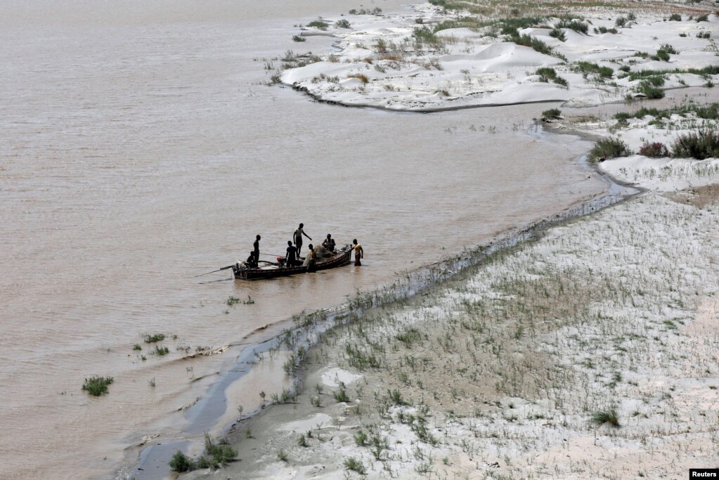 파키스탄 하이데라바드 인더스강에서 어부들이 배를 띄우고 있다.