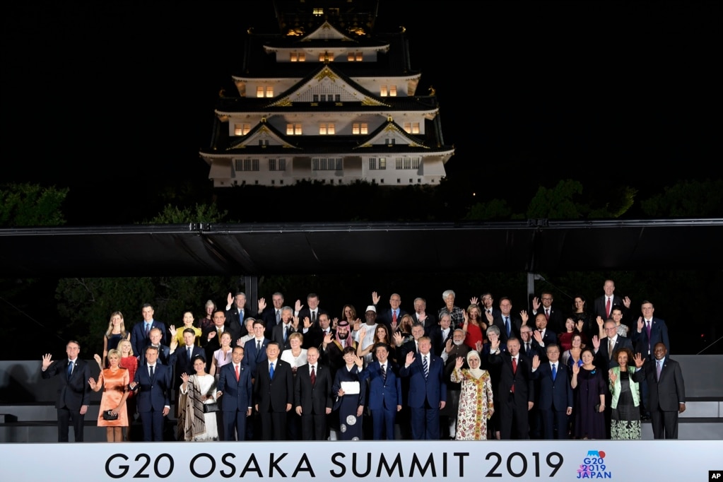 주요20개국(G20) 정상회의 참석차 일본 오사카에 도착한 세계 각국 정상들이 회의장에서 기념촬영을 하고 있다.