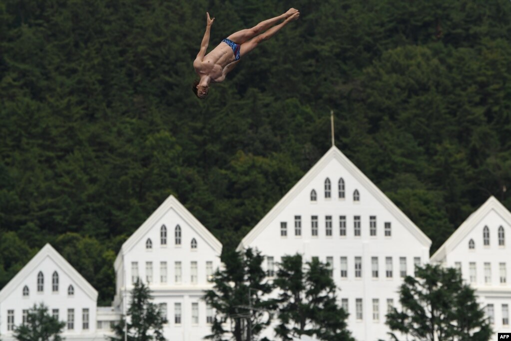 한국 광주 조선대학교에서 열린 2019 광주세계수영선수권대회 남자 하이다이빙 경기에서 영국의 게리 헌트 선수가 다이빙 하고 있다.  