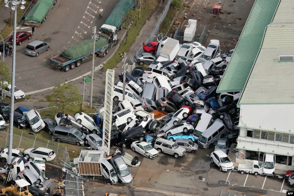 태풍 '제비'가 강타한 일본 효고현 고베 외곽에 바람에 휩쓸린 자동차들이 쌓여있다.