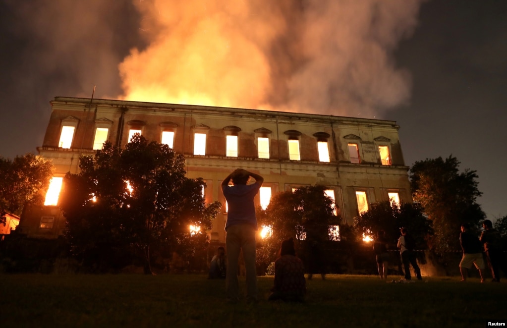 브라질 리우데자네이루의 유서 깊은 국립박물관에서 불이 나 소장된 유물이 소실되는 등 큰 피해가 발생했다.