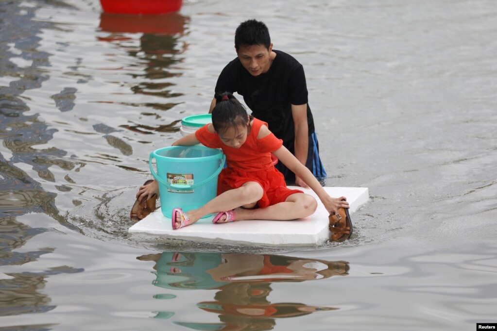 폭우로 홍수가 발생한 중국 광둥성 산터우에서 주민들이 대피하고 있다.