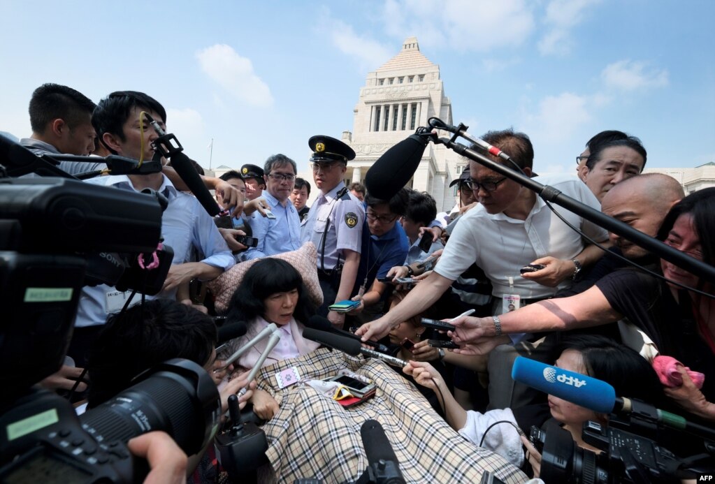 일본 국회에 휠체어에 기댄 중증 장애인 의원이 도착하자 취재진들이 인터뷰를 하고 있다. 앞서 지난달 21일 치러진 제25회 참의원 선거에서 일본 국회 역사상 최초로 중증 장애인 두 명이 당선됐다.