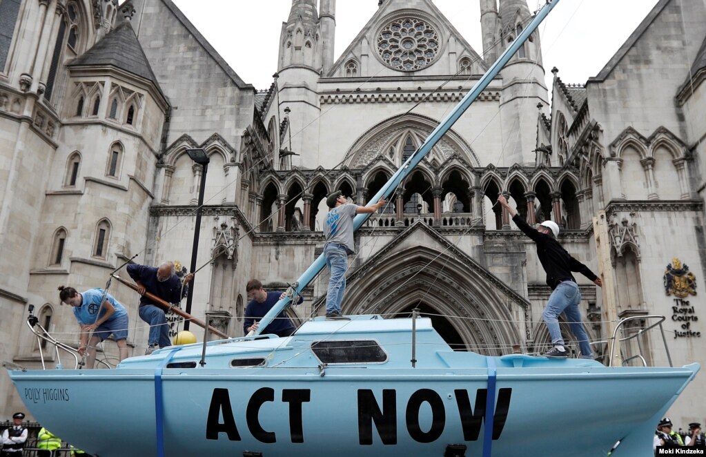 영국 런던 왕립 재판소 밖에 기후변화방지 단체 ‘멸종반란(Extinction Rebellion)’이 '지금 행동하라(ACT NOW)'가 페인트칠 된 배를 설치하고 있다.