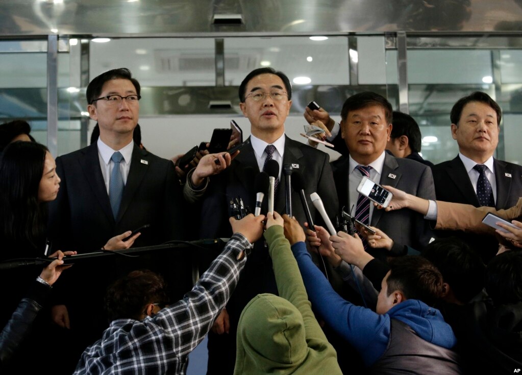 조명균 한국 통일부 장관이 남북고위급회담이 열리는 판문점에 가기에 앞서 서울 종로구 남북회담본부에서 취재진의 질문에 답하고 있다. 통일부는 이날 탈북민 출신 기자의 남북급 회담 취재를 불허했다.