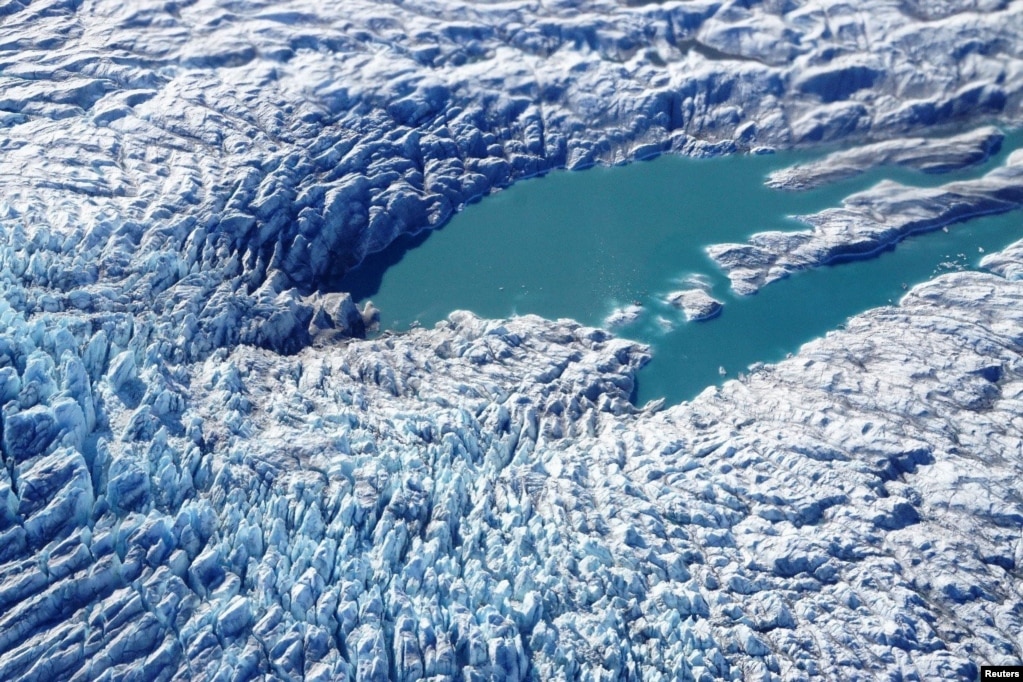 그린란드 캉거루수악(Kangerlussuaq) 인근 지형이 미국 항공 우주국(NASA) 관계자의 사진에 찍혔다. 