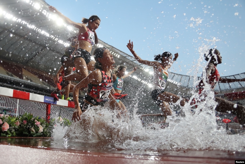 카타르 도하의 칼리아 국제 경기장에서 열린 제23회 아시아육상선수권대회 여자 3000m 장애물 결선에서 선수들이 허들과 물웅덩이를 뛰어넘고 있다. 