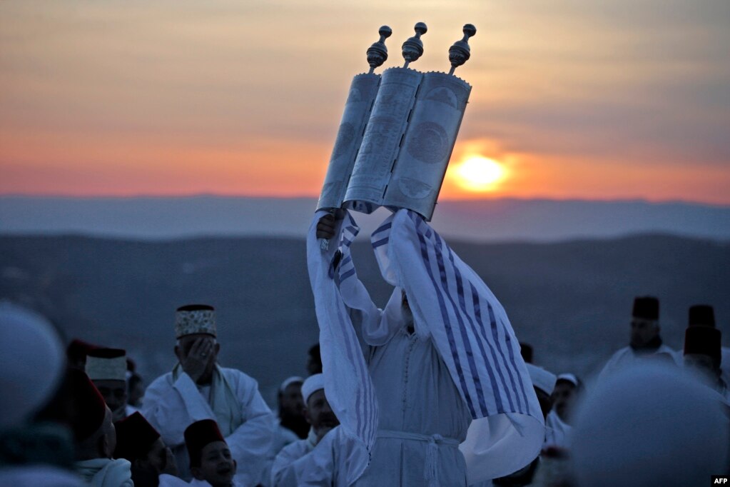 요르단강 서안지구 나블루스 인근 그리심 산에서 유월절(이집트 탈출을 기념하는 유대인의 축제) 행사가 열리는 가운데 신부가 유대교의 율법이 적힌 두루마리를 들고 있다.