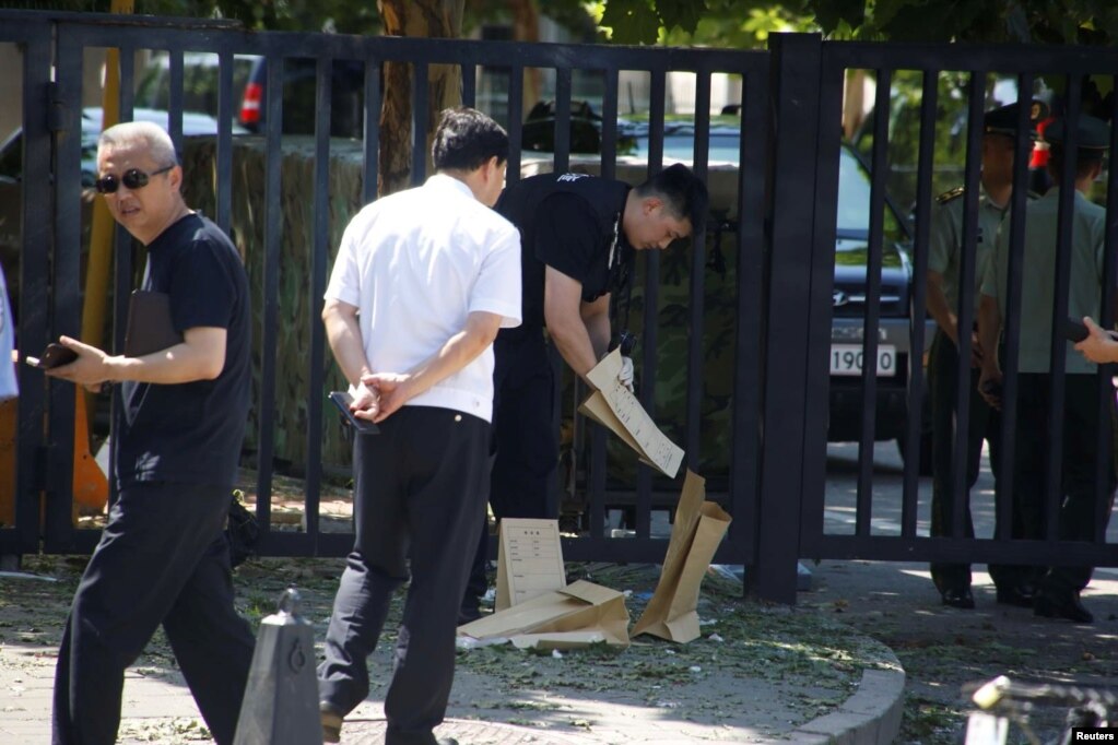 중국 베이징의 미국 대사관 인근에서 폭발물 테러 사건이 발생한 후 경찰이 현장 조사를 하고 있다. 테러 용의자는 중국 내몽골자치구 퉁랴오시 출신의 24세 남성으로 폭발물을 터트리다 손에 부상을 입은 것으로 알려졌다.