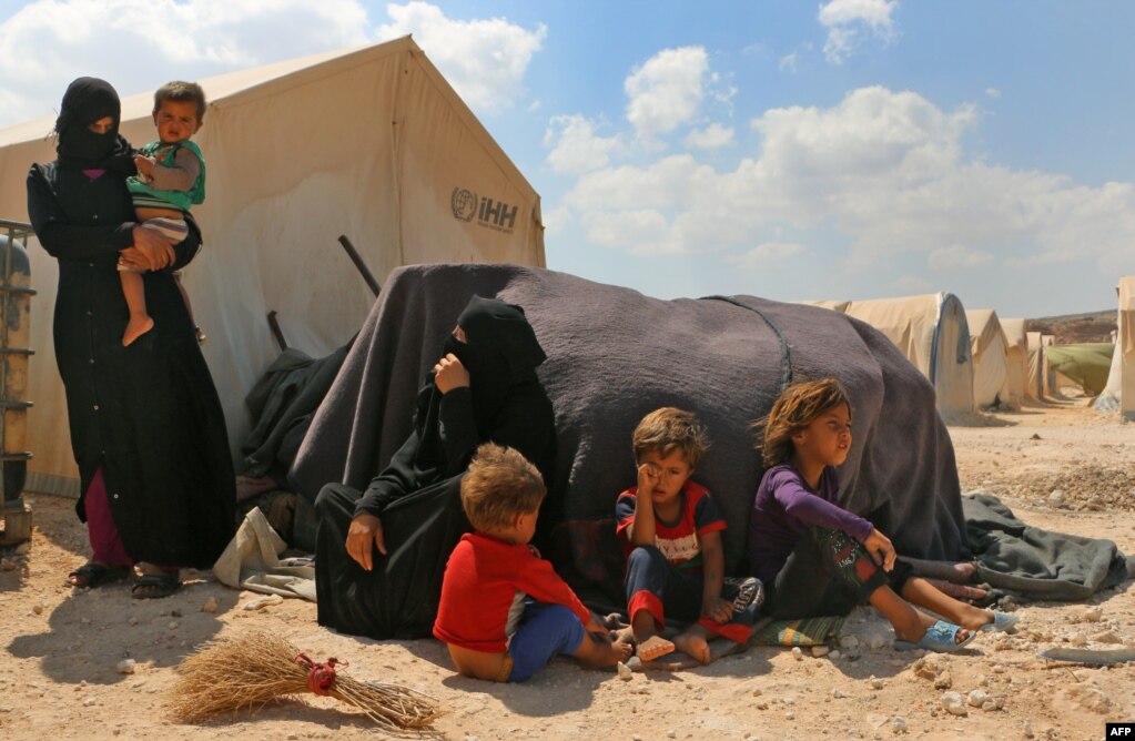 시리아 북부 반군 지역 이들리브와 접한 터키 바브알하와의 카프르루신 난민촌에서 시리아 난민들이 지내고 있다.