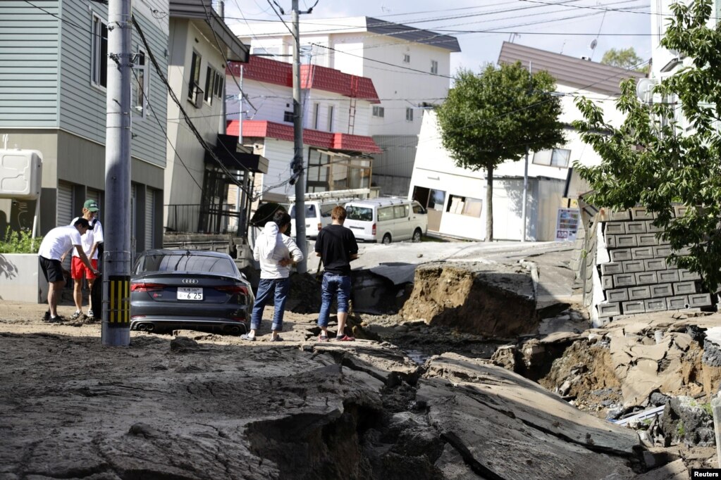 일본 훗카이도 삿포로에서 지진으로 도로와 건물이 파괴됐다.
