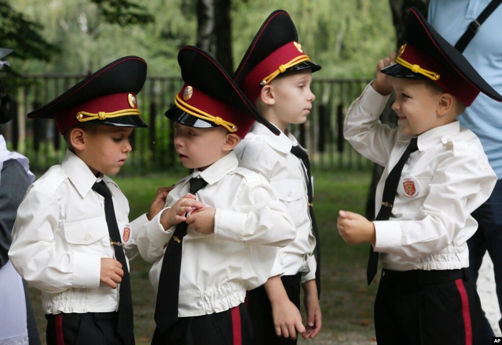 우크라이나 키예프에서 열린 가을 학기 개학식에서 어린 학생들이 제복을 점검하고 있다.