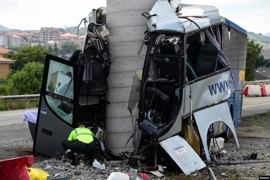 스페인 아빌레스에서 버스가 고가다리에 충돌한 사고로 명이 사망했다.