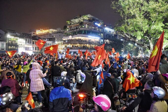 Phố đi bộ Hà Nội 'thất thủ' sau chiến thắng của U23 Việt Nam