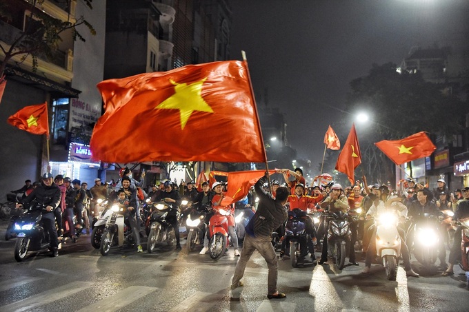 Phố đi bộ Hà Nội 'thất thủ' sau chiến thắng của U23 Việt Nam