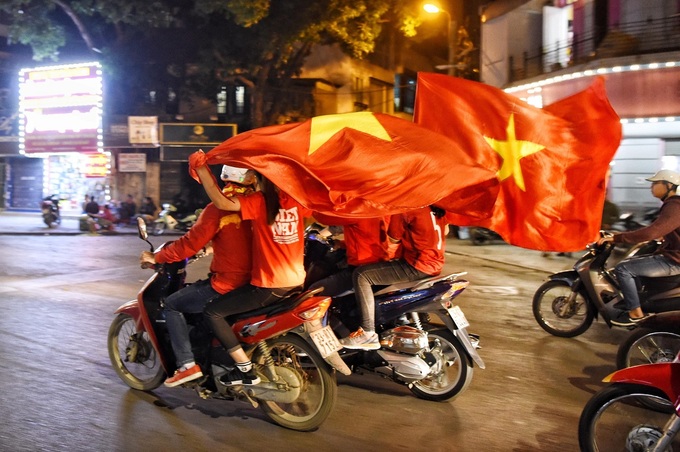 Phố đi bộ Hà Nội 'thất thủ' sau chiến thắng của U23 Việt Nam