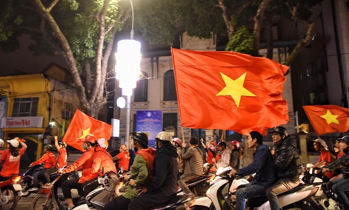 Phố đi bộ Hà Nội 'thất thủ' sau chiến thắng của U23 Việt Nam