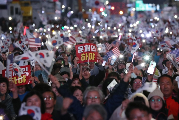 25일 오후 서울 광화문광장에서 문재인하야범국민투쟁본부 주최로 열린 제3차 범국민투쟁대회에서 참가자들이 구호를 외치며 태극기를 흔들고 있다. /연합뉴스