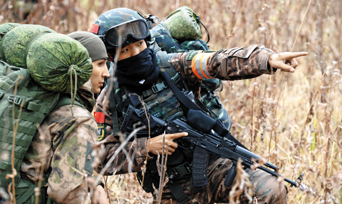 中·러 특수부대, 시베리아서 합동 군사훈련 중국과 러시아 특수부대원들이 지난 15일(현지 시각) 러시아 시베리아의 노보시비르스크주 훈련장에서 대(對)테러 합동 군사훈련을 실시하고 있다. 중·러 양국은 지난 4월 칭다오 인근에서 해군 합동 훈련을, 7월에는 동해와 동중국해에서 연합 비행 훈련을 하는 등 최근 군사 협력을 강화하고 있다.