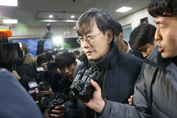 폭행과 협박 의혹을 받고 있는 손석희 JTBC 대표가 지난해 2월 17일 새벽 서울 마포경찰서에서 조사를 받은 뒤 귀가하고 있다. /남강호 기자