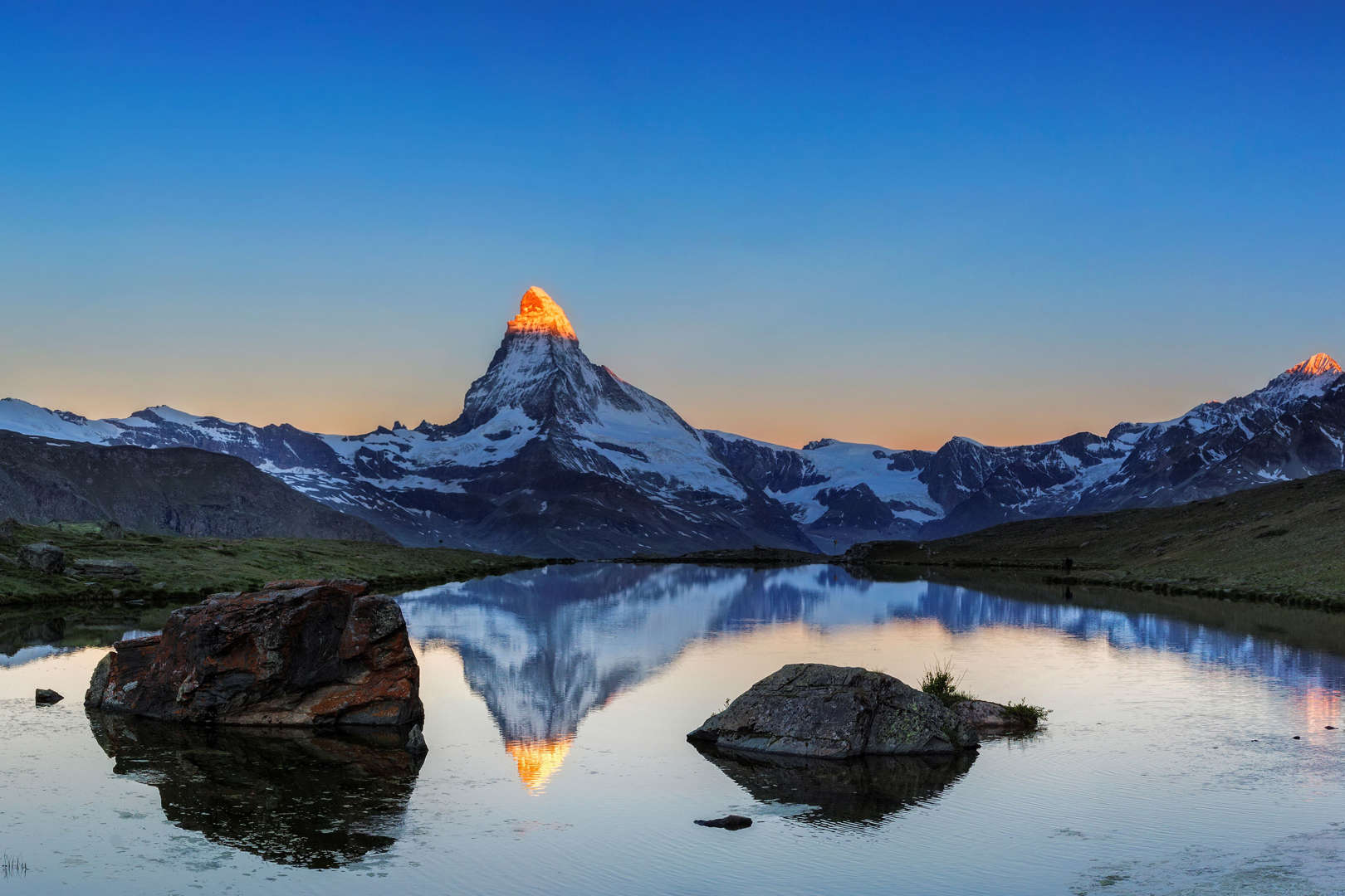 슬라이드 8/11: The four distinct faces of the uniquely shaped Matterhorn align with the four cardinal directions - north, east, south, and west.