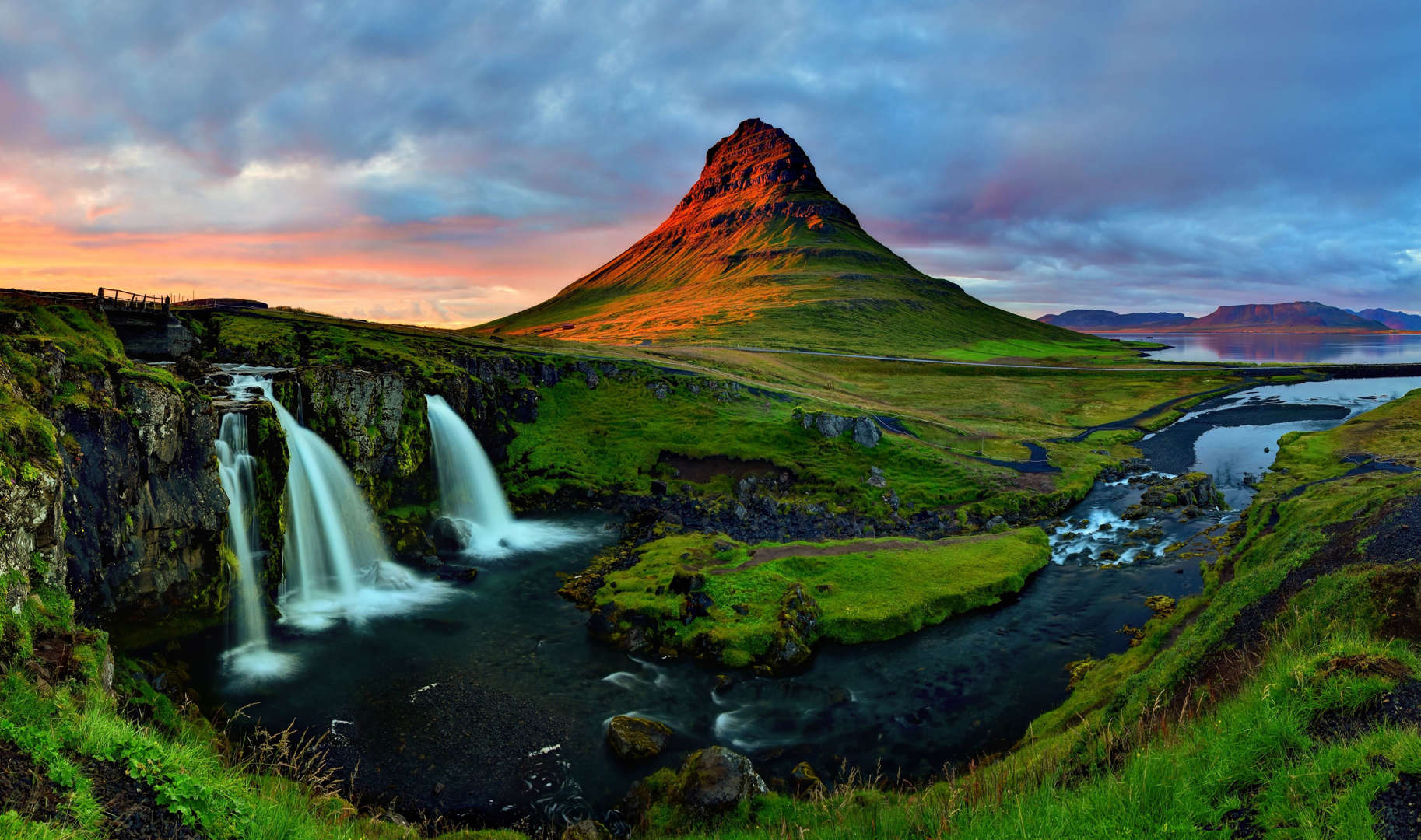 슬라이드 6/11: one of the most photographed mountain in Iceland became much more popular around the world after featuring into season 6 and 7 of Game of Thrones. Its name Kirkjufell literally means Church Mountain.