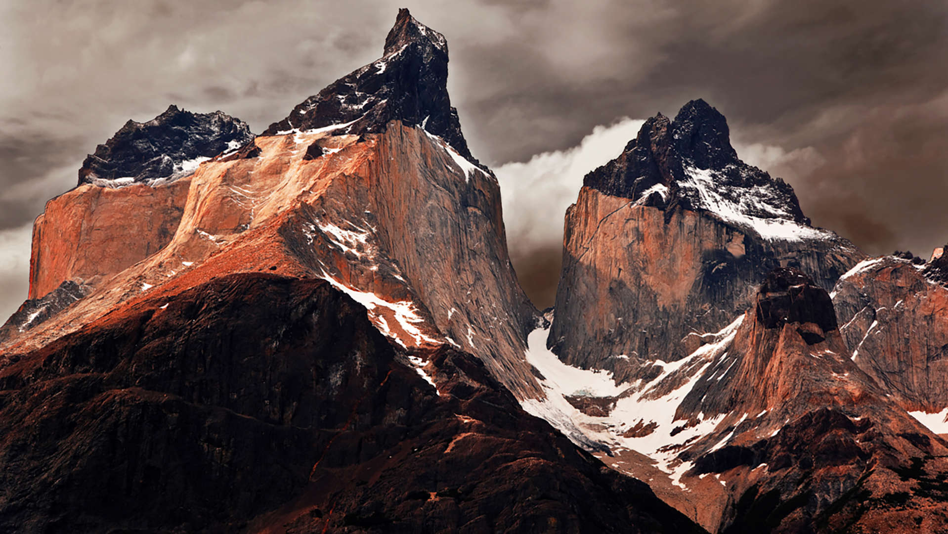 슬라이드 11/11: The Cuernos del Paine peaks in Torres del Paine National Park, Chile