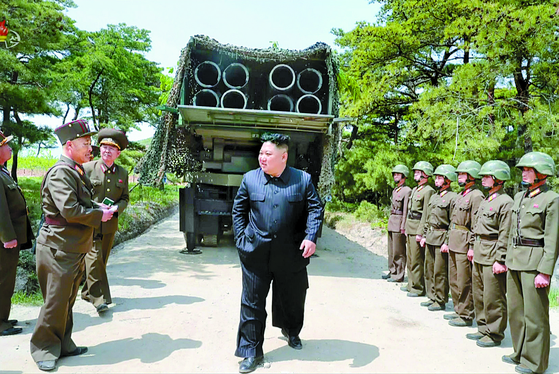 지난 5월 6일 북한 조선중앙TV는 김정은 북한 국무위원장이 지난 4일 동해상에서 대구경 장거리 방사포, 전술유도무기의 타격 훈련을 지도했다고 보도했다. [뉴시스] 