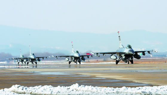 경기도 평택시 오산기지에서 주한 미 공군의 F-16 전투기들이 출격을 대기하고 있다. 북한 대구경 조종 방사포는 사거리가 200km 이상으로 이 기지는 물론 한국 공군기지 대부분을 공격할 수 있다. [연합뉴스]