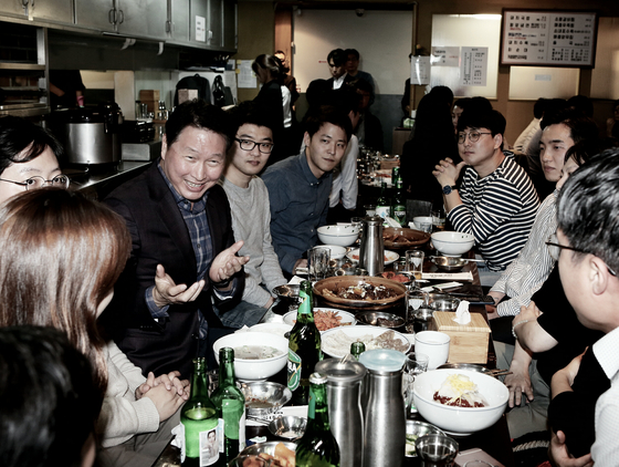 최태원 SK그룹 회장이 28일 서울 광화문 인근의 한 대중음식점에서 저녁식사를 겸한 번개 행복토크를 열고 구성원들과 담소를 나누고 있다. [사진 SK]