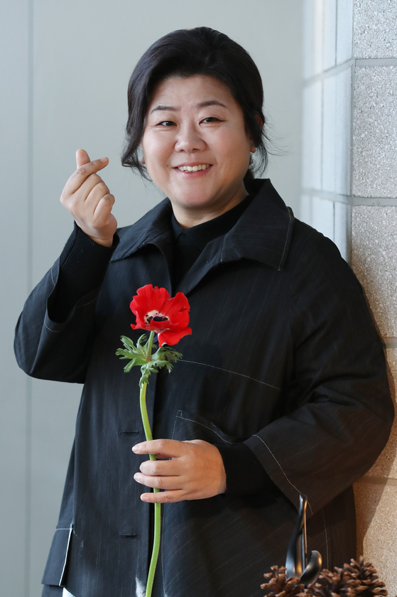 배우 이정은이 5일 오후 서울 강남구 논현동의 카페 제르베에서 ‘동백꽃 필 무렵’ 종방 라운드 인터뷰를 진행했다. 이정은이 인터뷰에 앞서 포토타임을 갖고 있다. 배우 이정은 ‘동백꽃 필 무렵’ 에서 동백(공효진)을 버린 친모 정숙 역을 맡아 열연했다. 김진경 기자 kim.jinkyung@jtbc.co.kr/2019.12.05/